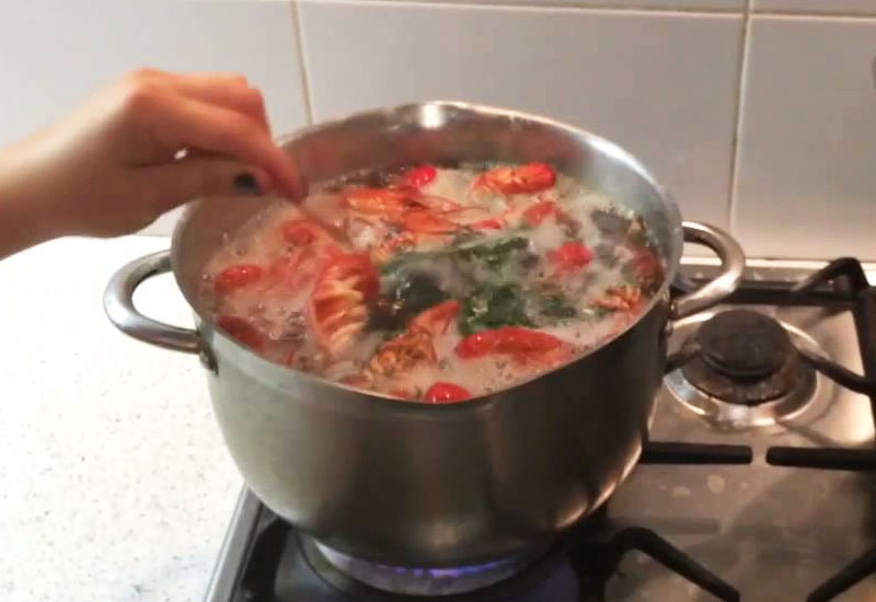 Нежные раки в молоке