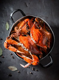 Большая корзина с крабом и раками